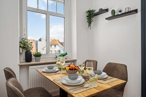 Dining - Self-check-in apartment with high-speed WiFi and free parking in the city center (Bad Kissingen)
