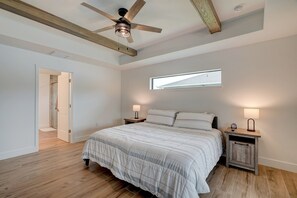 4 bedrooms, desk, free WiFi, bed sheets