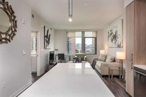 Smart TV - Charming 1BR in the heart of RTC | Mins to Airport (Reston)