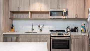 Geladeira, micro-ondas, fogão, cooktop