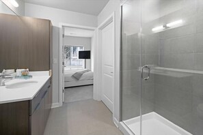 Een douche, een haardroger, handdoeken