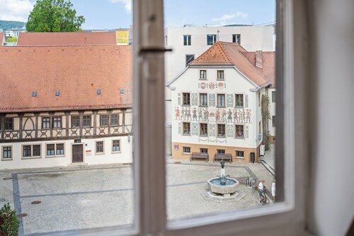 Self-check-in apartment with high-speed WiFi and free parking in the city center