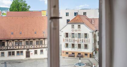 Self-check-in apartment with high-speed WiFi and free parking in the city center
