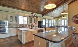 Coffee/tea maker, fridge, microwave, oven - Lazy River Retreat in northwest Houston (Cypress)