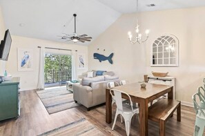 TV - Charming 2-bedroom condo with AC and WiFi in lovely North Myrtle Beach (North Myrtle Beach)