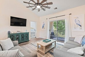 TV - Charming 2-bedroom condo with AC and WiFi in lovely North Myrtle Beach (North Myrtle Beach)