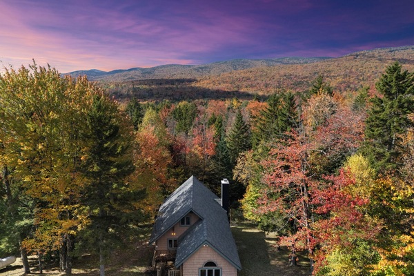 Updated ski chalet, in the mountains of southern Vermont, 1 minute from Mt Snow