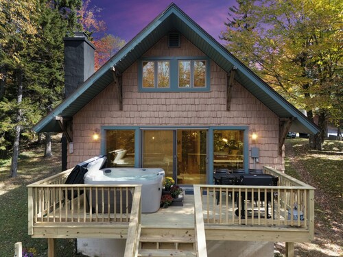 Hot Tub, Theater & Game Rooms, Fire Pit, 1 mile to Mount Snow, nearby Moover bus