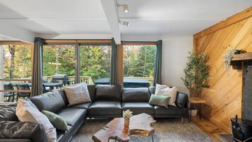 TV connectée, cheminée, table de tennis de table