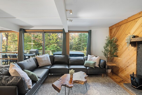 Smart TV, fireplace, ping pong