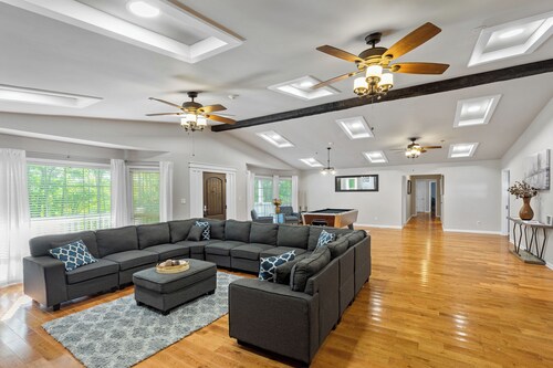 Luxury Brooks Retreat – 7BR 9BA, WiFi, Chef's Kitchen, Workspace, Outdoor Oasis!