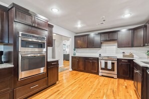 Réfrigérateur, four à micro-ondes, un four, surface de cuisson