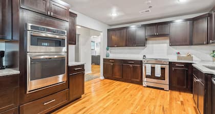 Luxury Brooks Retreat – 7BR 9BA, WiFi, Chef's Kitchen, Workspace, Outdoor Oasis!