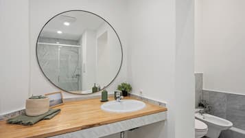 Dusche, Haartrockner, Bidet, Handtücher