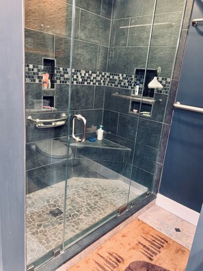 Douche, sèche-cheveux, serviettes fournies, savon