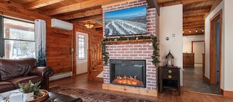 Spacious 5-bedroom chalet with AC and WiFi in charming Chester