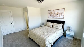 4 bedrooms, iron/ironing board, WiFi, bed sheets - Banff Access, Netflix, Xbox, and WiFi for 10 guest (Airdrie)