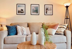 Smart TV - Lovely 2-bedroom condo in fantastic Cardiff w/ WiFi  (Cardiff)