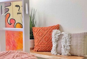 Interior - Lovely 2-bedroom condo in fantastic Cardiff w/ WiFi  (Cardiff)