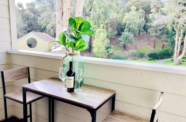 Outdoor dining - Lovely 2-bedroom condo in fantastic Cardiff w/ WiFi  (Cardiff)