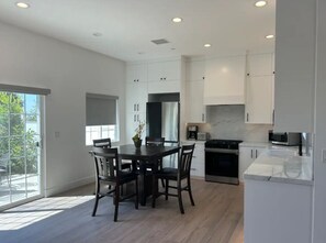 Private kitchen - Hidden Modern Gem in the Heights of Camarillo, CA (Camarillo)