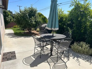 Outdoor dining - Hidden Modern Gem in the Heights of Camarillo, CA (Camarillo)