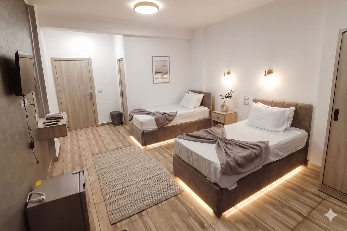 Tomannsrom – deluxe, balkong | Skrivebord, lydisolert, wi-fi (inkludert) og sengetøy