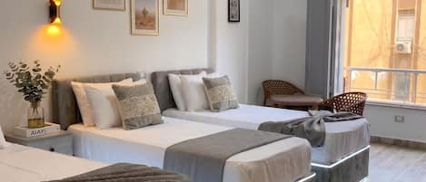 Habitación triple clásica, vista a la ciudad | Insonorización, wifi gratis, ropa de cama y acceso para silla de ruedas