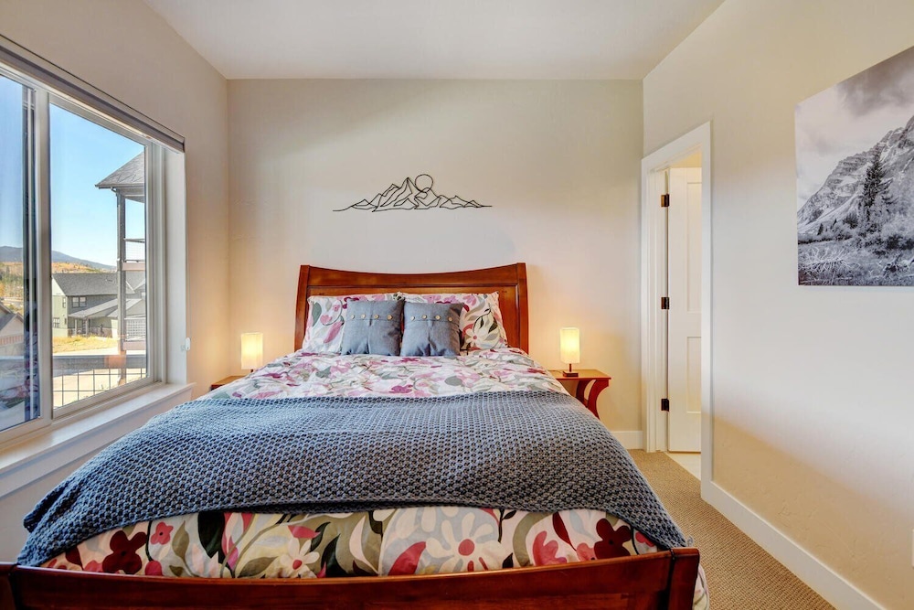 New Luxury Mountain Chalet 95 Hot Tub / Great Views / Best Price