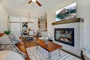 Smart-TV, Kamin, Videothek