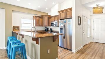 Coffee/tea maker, fridge, microwave, oven