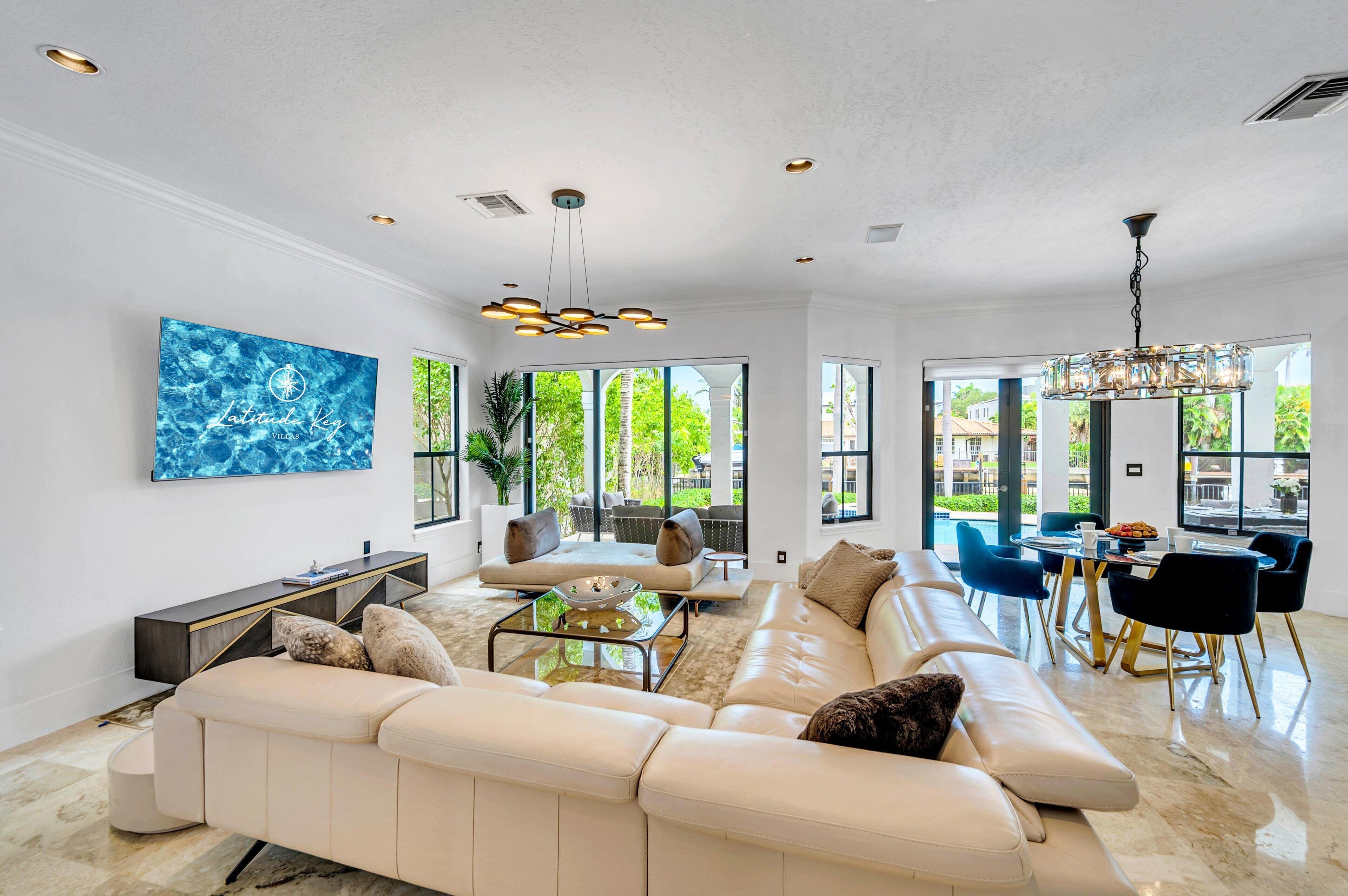 Smart-TV, Bücher, Stereoanlage, Arbeitsbereiche