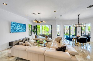 تلفزيون ذكي، كُتُب، ستيريو، مكتب