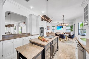 ثلاجة، ميكروويف، فرن، مو�قد طهي مسطح