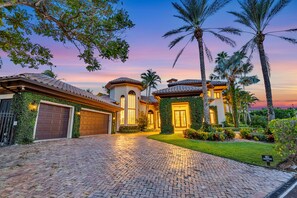 Exterior - Majestic Waterfront Villa / Venice of America / Heated Pool / Canal View & Access / Royal Key (Fort Lauderdale)