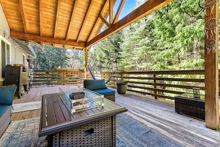 Terrace/patio. Spacious 3-bedroom house w/ AC, WiFi, Sauna, Fenced Yard, Billiards, & Theater