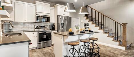 Frigorífico, microondas, horno y placa de cocina