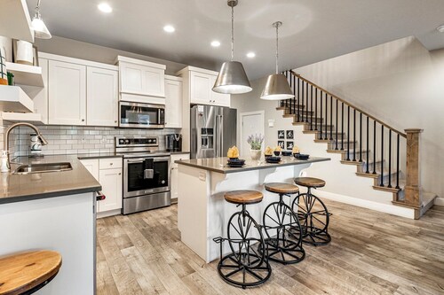 The Maverick, Resort Amenities, PlayStation, Grill, and more