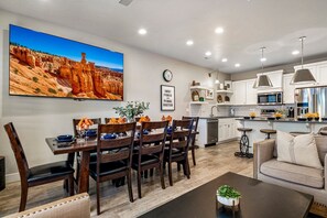 Dining - The Maverick, Resort Amenities, PlayStation, Grill, and more (Washington)
