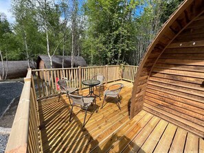 Outdoor dining - Cosy Couples Cabin in the Scottish Highlands (Tomintoul)