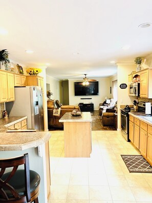 Køleskab, mikrobølgeovn, ovn, kogeplade