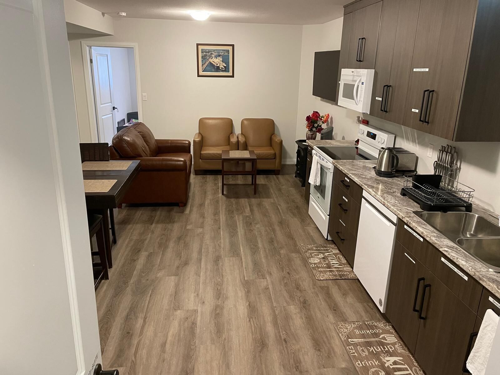 冷蔵庫、電子レンジ、オーブン、コンロ