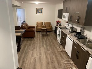 Kylskåp, mikrovågsugn, ugn och spishäll