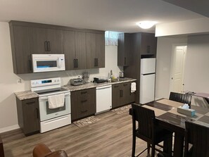 Kylskåp, mikrovågsugn, ugn och spishäll