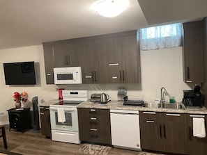Fridge, microwave, oven, stovetop - Bright Private 2BR Suite | Near Niagara Falls | Family-Friendly (Pelham)
