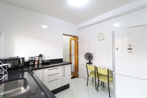 Kjøleskap, mikrobølgeovn, ovn og kokeplater