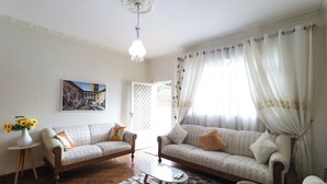 Een woonkamer met twee banken, een salontafel en een kamerbreed tapijt.