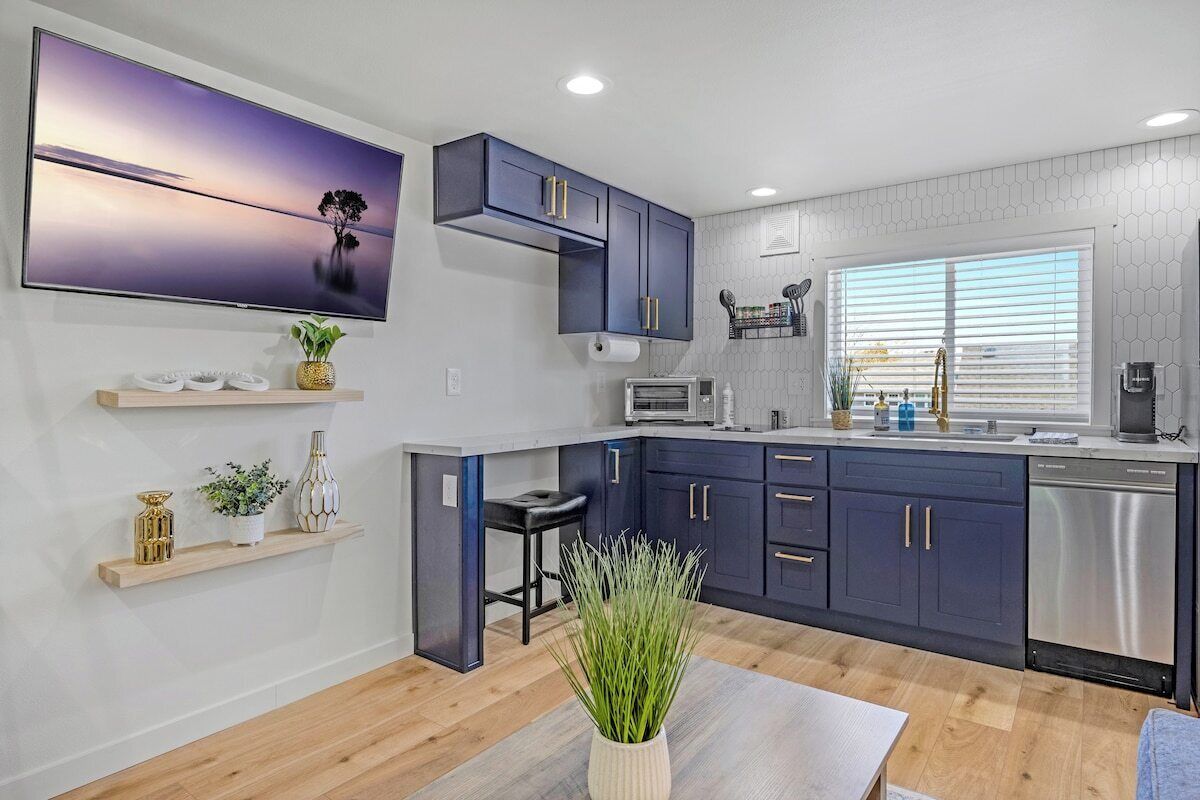 Fridge, stovetop, dishwasher, coffee/tea maker