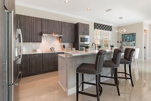 冷蔵庫、電子レンジ、オーブン、コンロ