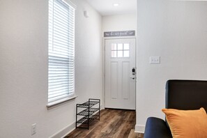 Interior - Retro - A Birdy Vacation Rental (San Antonio)